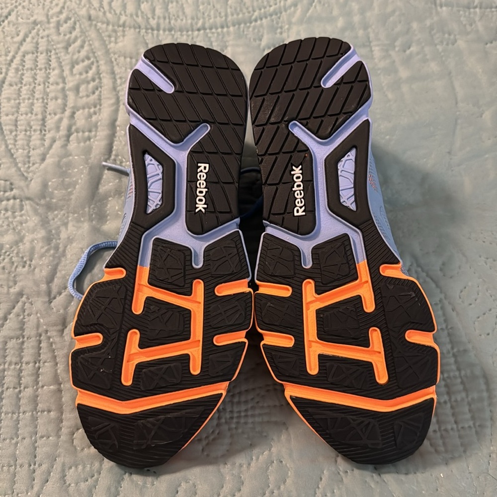 Women’s Reebok size 7.5 - Picture 3 of 4